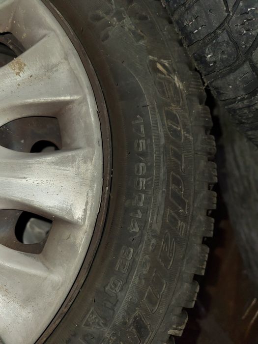 Гуми с джанти и тазови