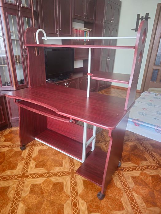 Продам компьютерный стол