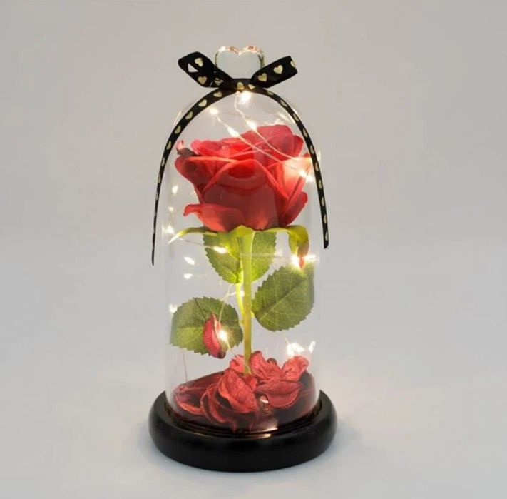 Романтична червена роза в стъклен купол с LED светлини