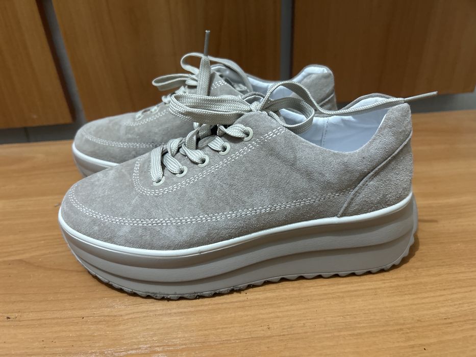 Кроссовки женские