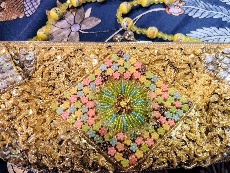 Нова ефектна златиста чанта бижу