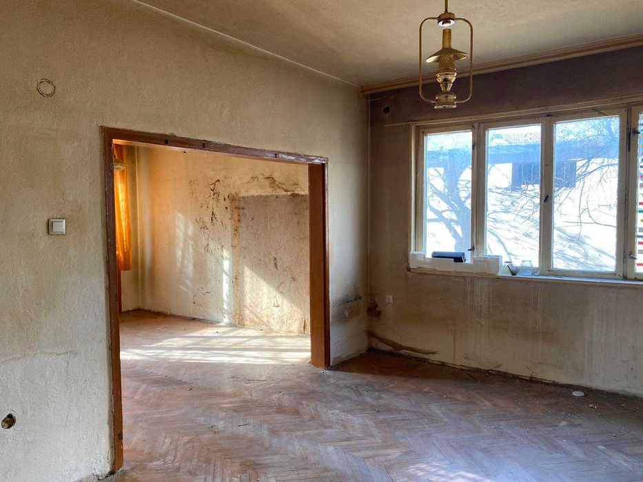 Продава се Тристаен апартамент в Карлово - 100 кв.м за 1173 €/кв.м - Снимка #2