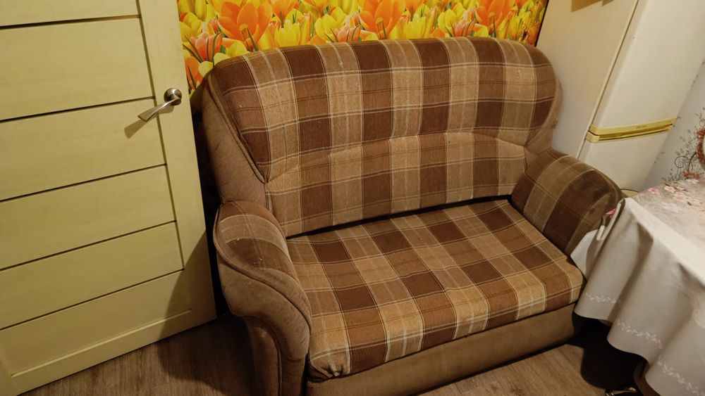 Диван и стулья даром