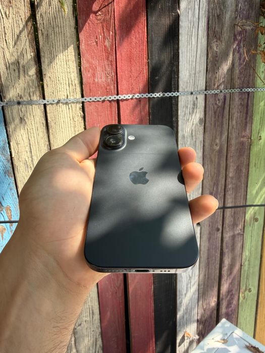 iPhone 16, stare 92%, în cutie, cu garanție de 1 lună.