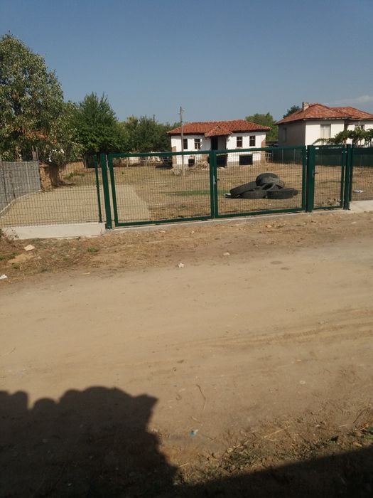 Къща керпичена 45кв.м плевня 40кв.м. двора е 980кв.м.