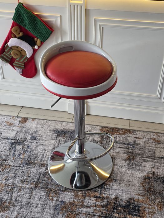 Красный барный стул
