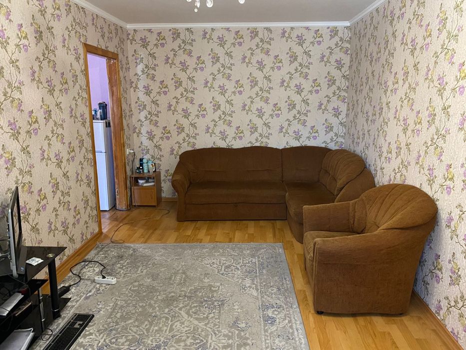 Отдам бесплатно диван и шкафчик б/у