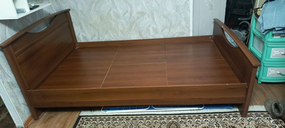 Деревянная кровать
