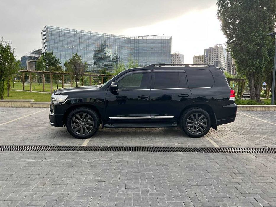 Посуточная аренда автомобиля без водителя Toyota Land Cruiser 200