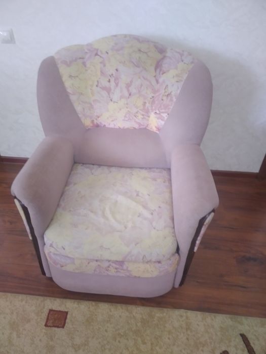 Диван мен екі кресло сатылады