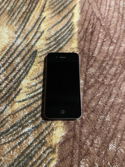 Продавам iPhone 4s