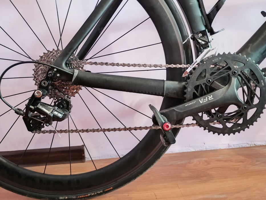 Карбонов шосеен велосипед