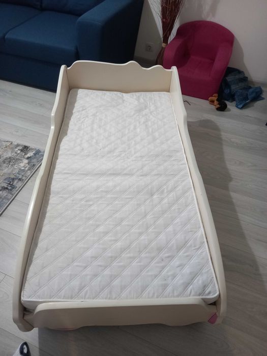 Pat copii tip mașinuță + saltea (dimensiuni 70x140 cm)
