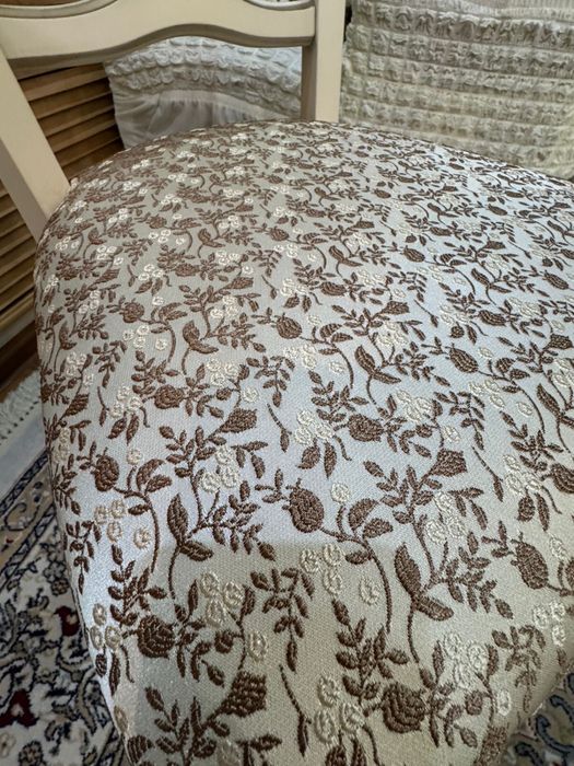 стол и стулья на 12 персон с сервантом