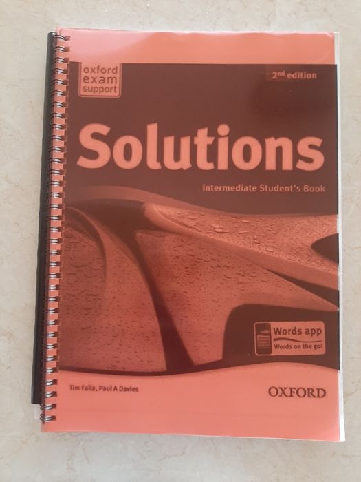 Продавам учебник по английски език Solutions