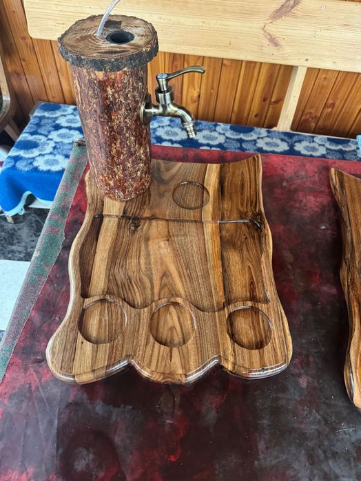 Пепелник от орех и диспенсъри за алкохол