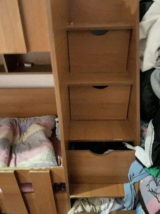 Двух яросный кровать