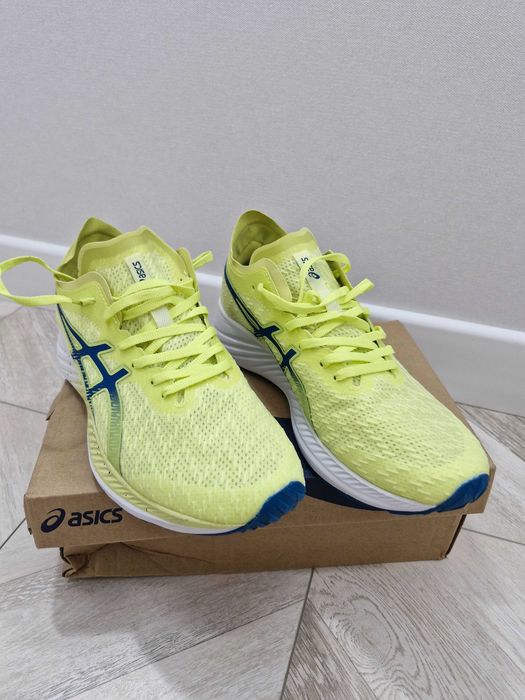 Новые кроссовки ASICS