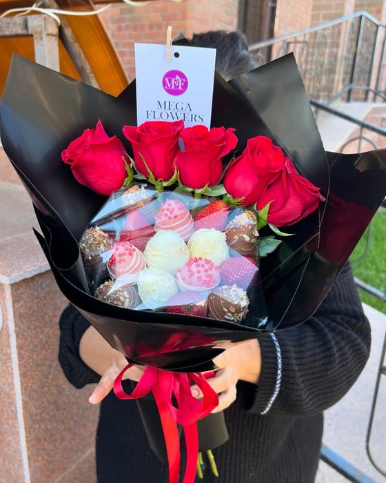 клубника в шоколаде с розами