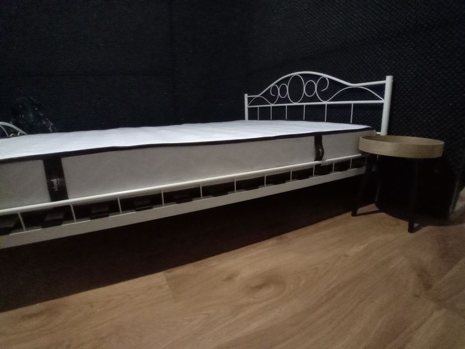 Pat Dublu Alb Metalic Plus Saltea 160x200 - Noptieră Cadou