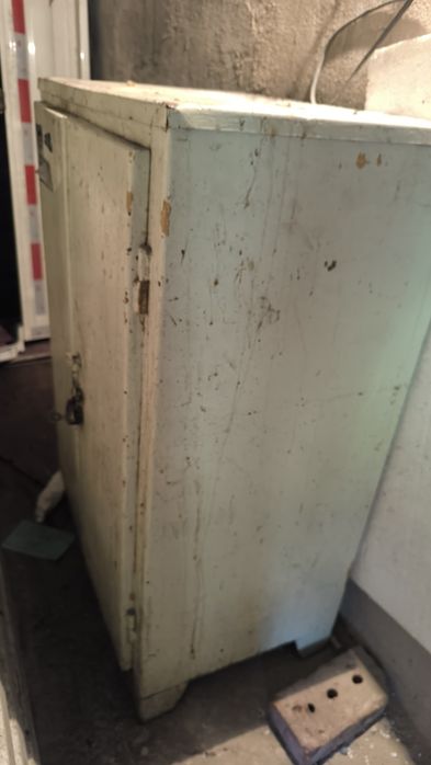 Металлический шкаф (ящик, сейф)