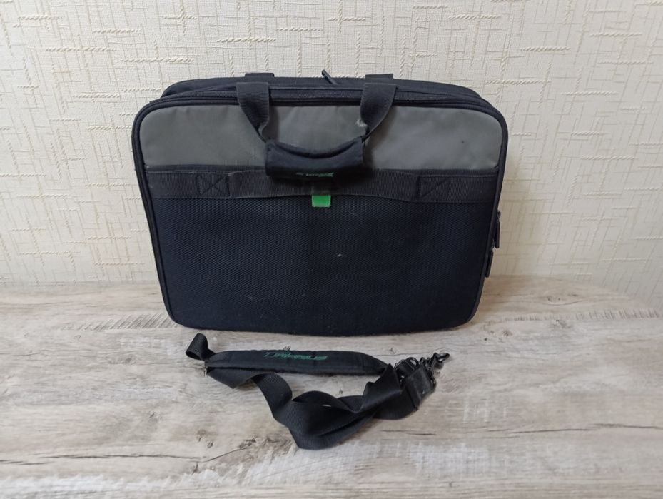 Сумка для ноутбука большая .Выполнена из полиэстера и нейлона.Имеется