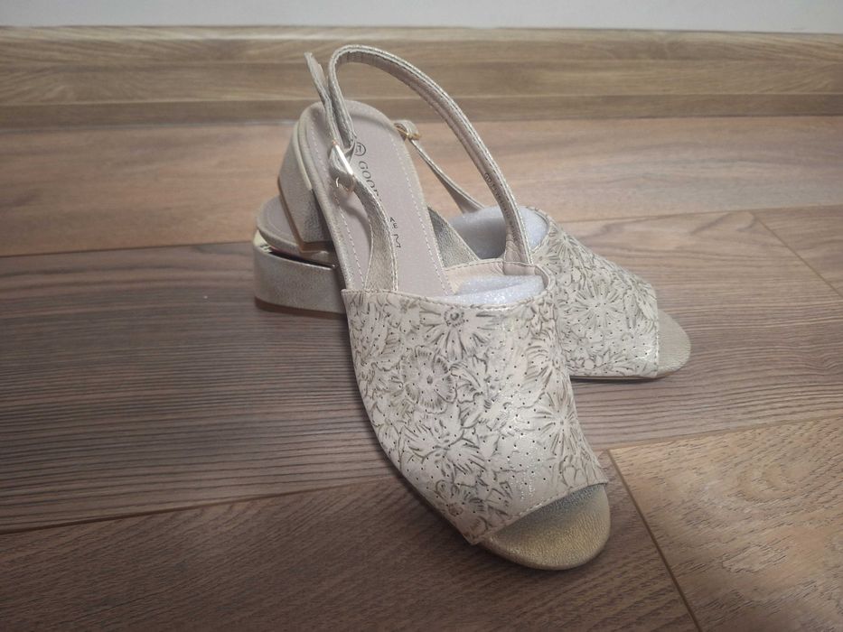 Сандали- златисти, 37