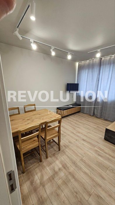 Дава се под наем Етаж от къща в Варна, Цветен квартал - 65 кв.м за 648.21 € - Снимка #1