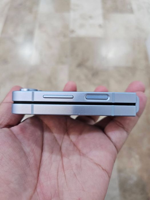 Samsung Z Flip 6 • 256 GB • 12 GB RAM • ca NOU • Garantie • 100% Bateria