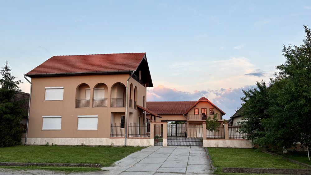 Vand casa zona linistita