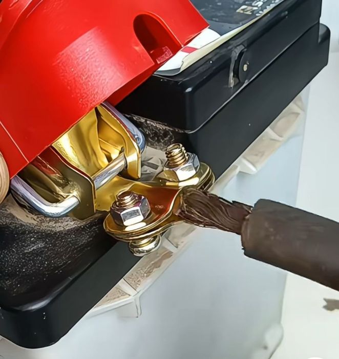 Зажимное устройство для аккумулятора