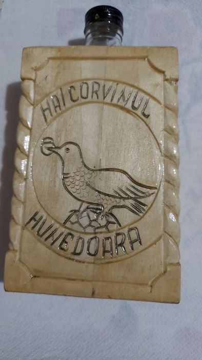 Sticla imbracata în lemn