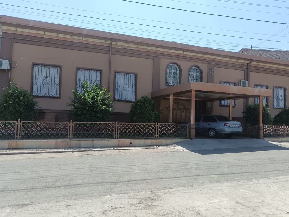 Nazarbek 8 sutiq 10ta xona uy sotiladi