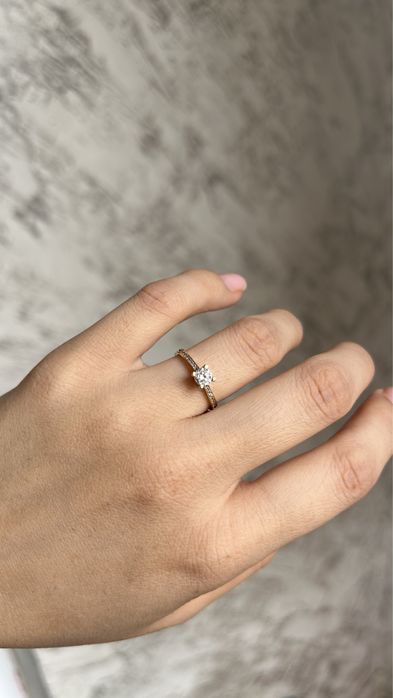 Желтое золотое кольцо с камнями