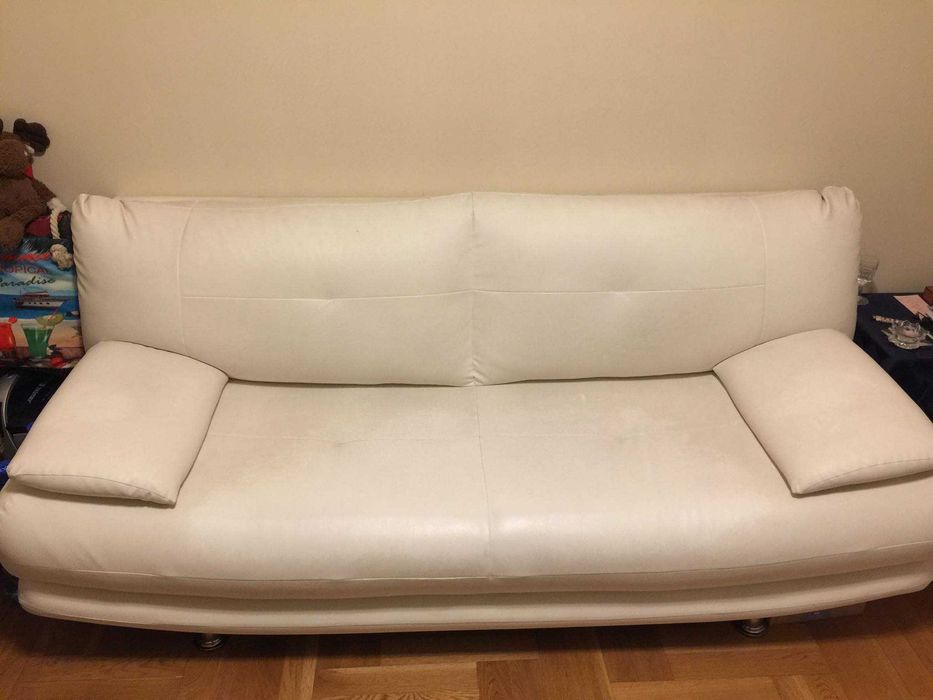 Два Бели Кожени Дивана В Запазено Състояние