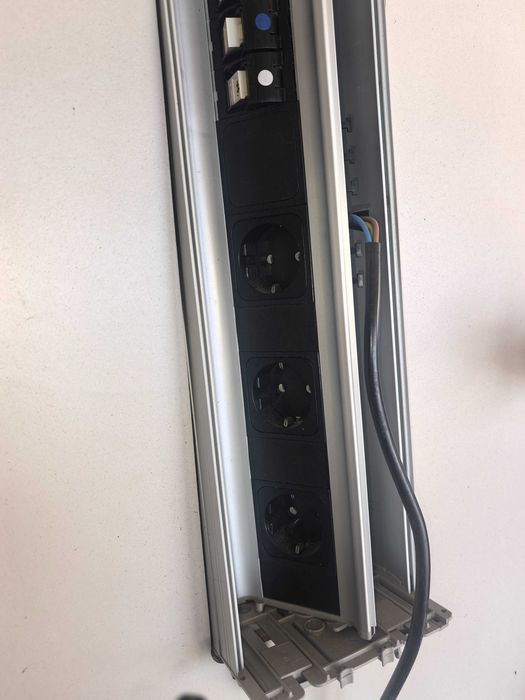 Масивно офис бюро 140×140 см | Метална конструкция|Контакти+USB