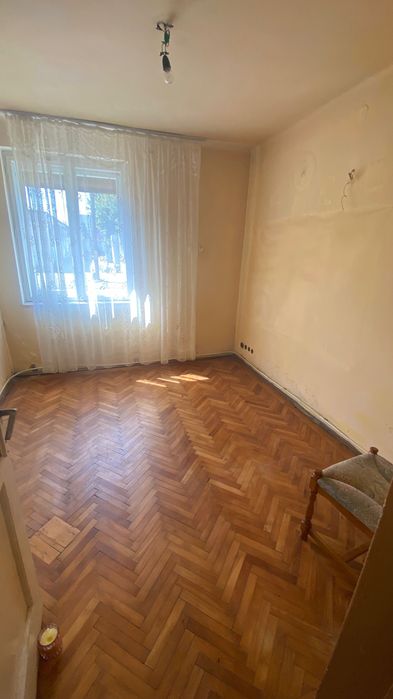 Vânzare apartament cu două camere, bloc de cărămidă, parter în bloc de 2 etaje, teren concesionat în față, adaptat pentru investiție sau locuință