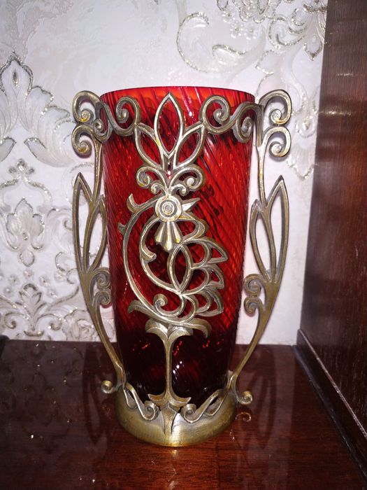 Винтажная рубиновая ваза в металлической оправе.