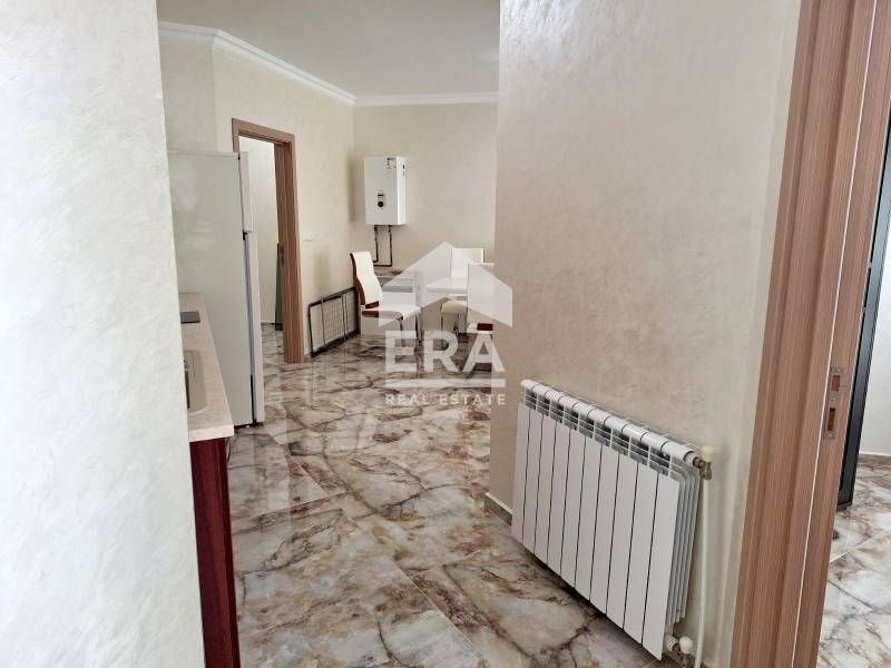 Обзаведен двуспален апартамент в стария град, на 200 м от морето