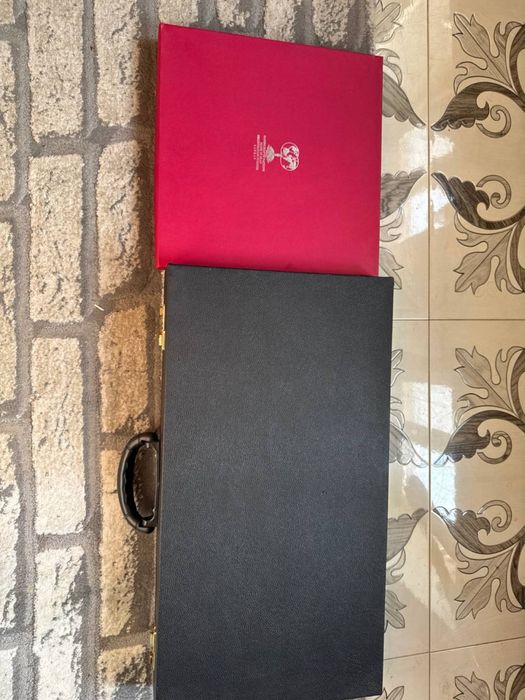 Продается шахматная доска и шахматные фигурки