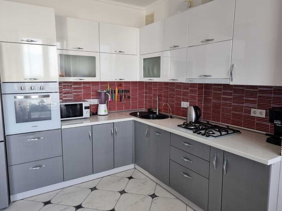 Дава се под наем Тристаен апартамент в София, Център - 95 кв.м за 561 € - Снимка #1