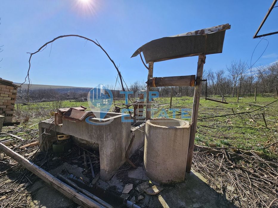 Тухлена къща с кладенец и голям двор в село Павел