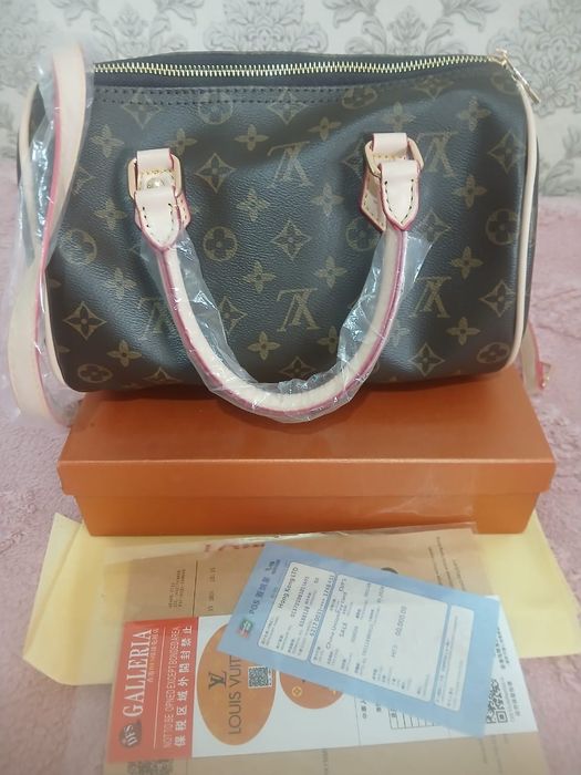 Новые сумки в коробке с пыльником