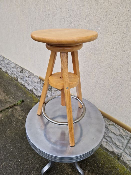 Прекрасно антикварно немско регулируемо работно столче масив