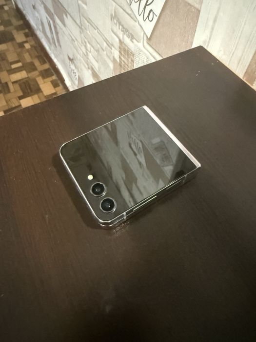 Samsug Galaxy Z Flip 5 256GB  за части