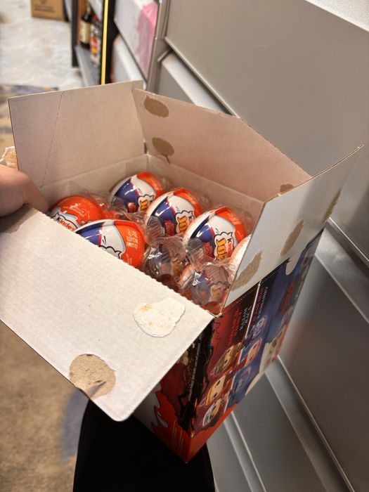 продам две коробки киндера осд