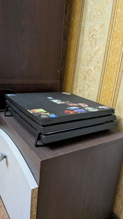 PlayStation 4 Pro 1Tb с един джойстик