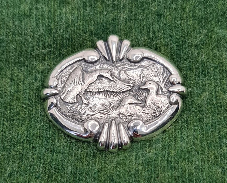 Podoabă de vânătoare din argint masiv scenăcu rațe sălbatice