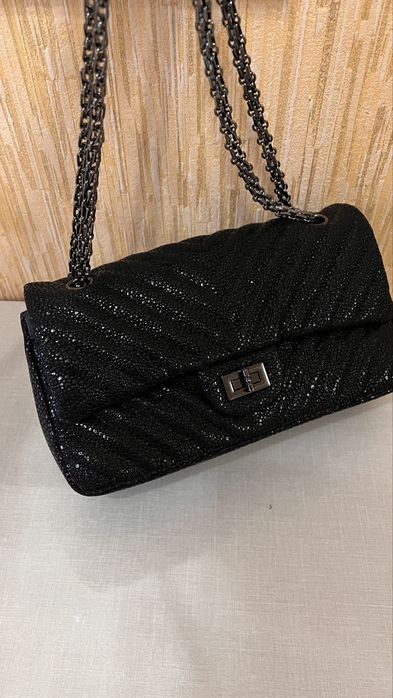 Продом кожаную сумку Шанель