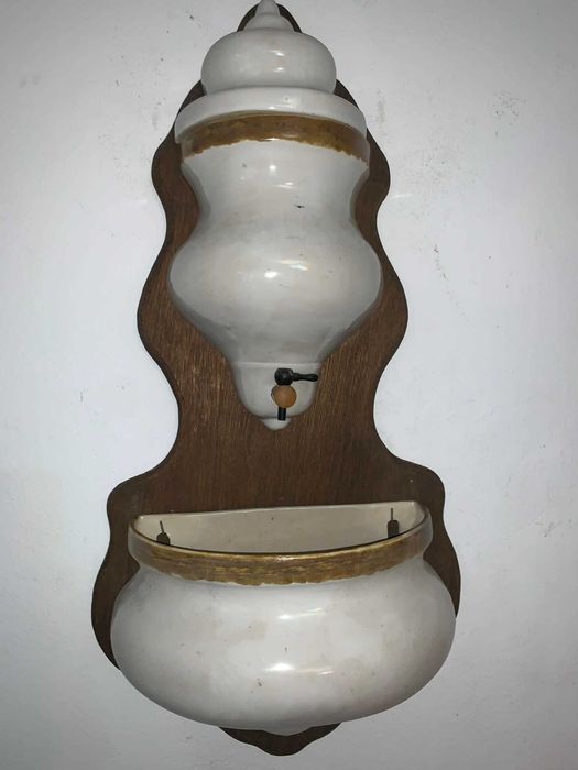 Cismea de perete din porteln cu capac asezata pe lemn